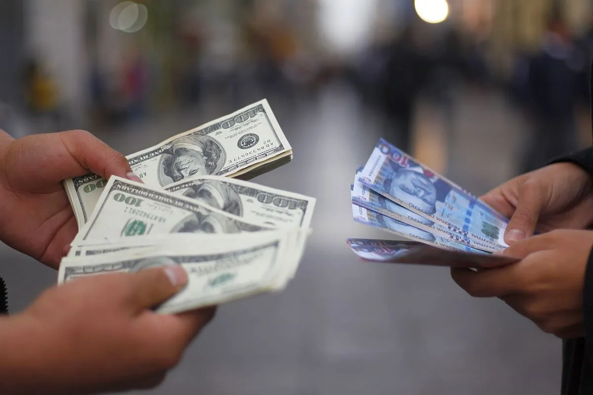 Image of dollars and soles