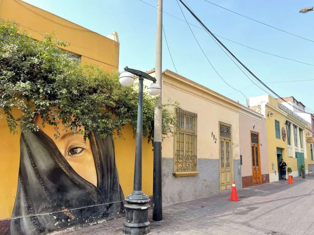 Painting in Polo av. in Pueblo Libre