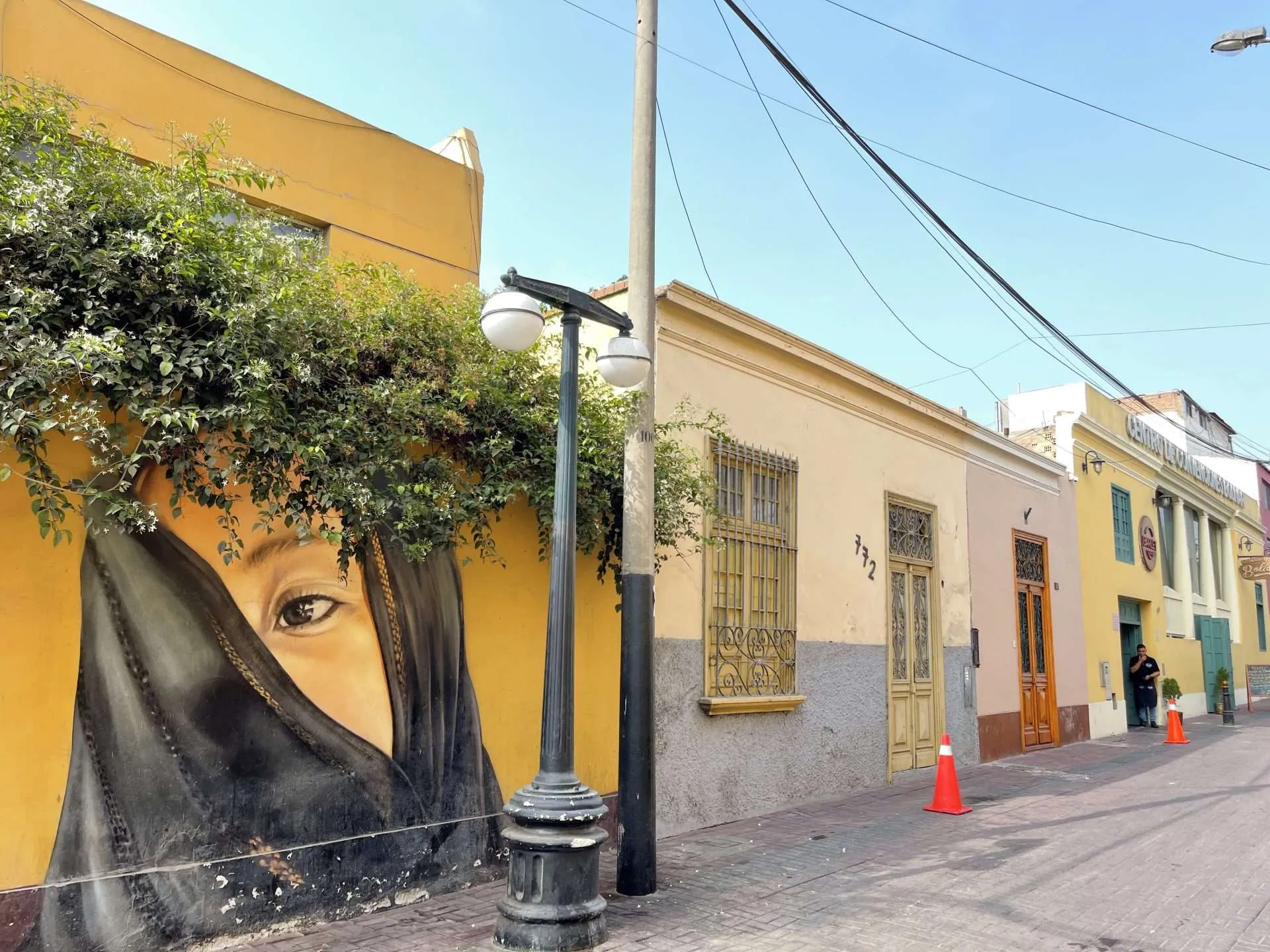 Painting in Polo av. in Pueblo Libre