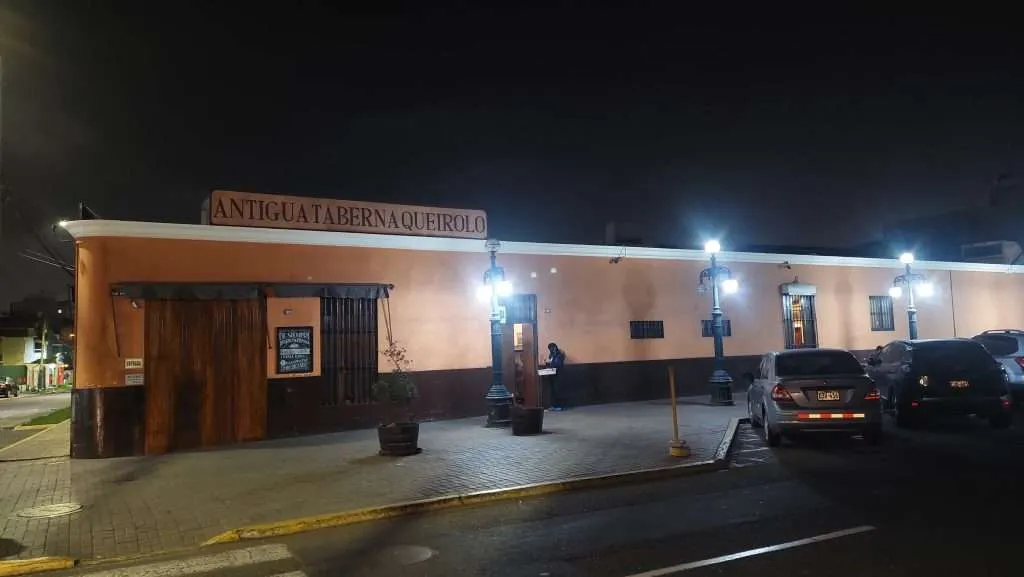 Antigua Taberna Santiago Queirolo entrance