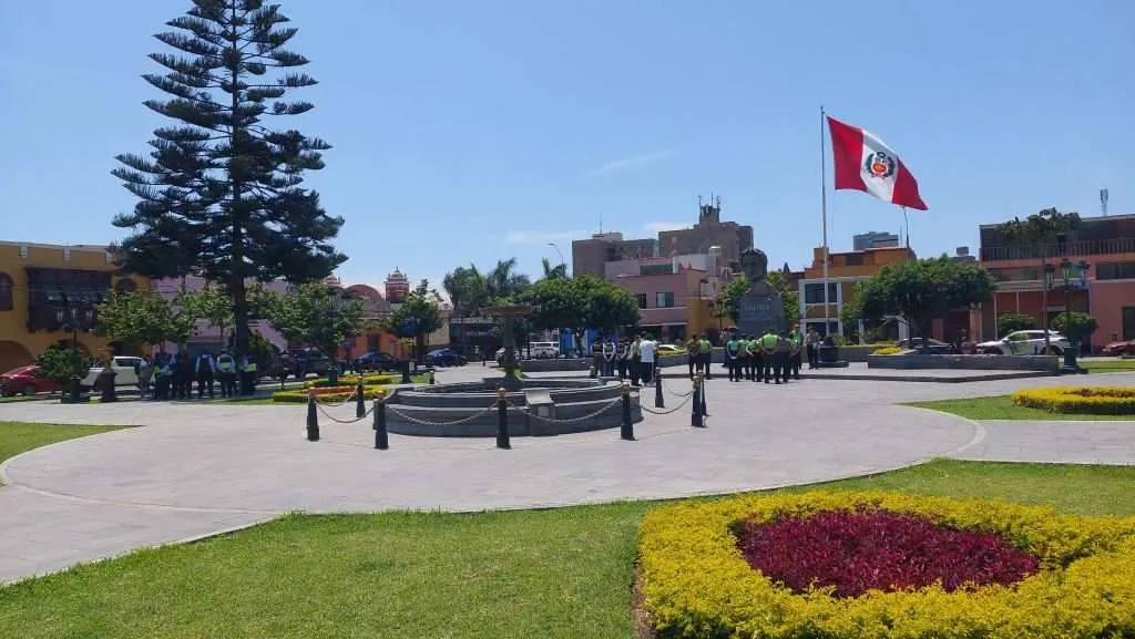 Police and Serenazgo gathering together at Plaza Bolivar